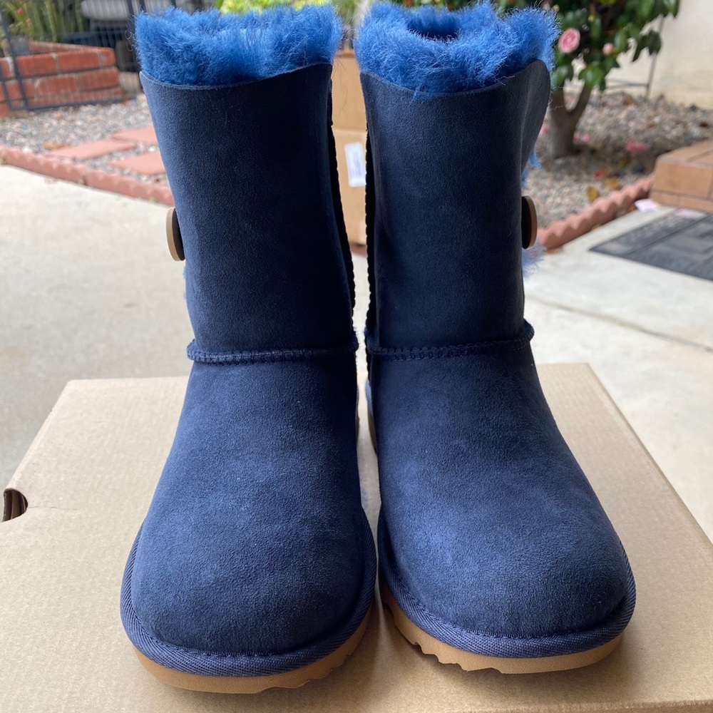 UGG kids boot size 4